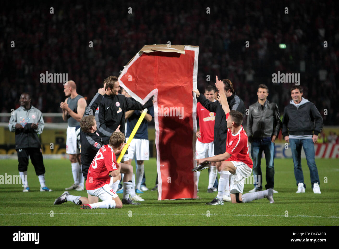 Mainz' équipe présente un géant 'n°1' en carton d'après match Bundesliga FSV Mainz 05 et FC Cologne au stade Bruchweg à Mainz, Allemagne, 21 septembre 2010. Mayence a remporté le match 2-0. Photo : Fredrik von Erichsen Banque D'Images