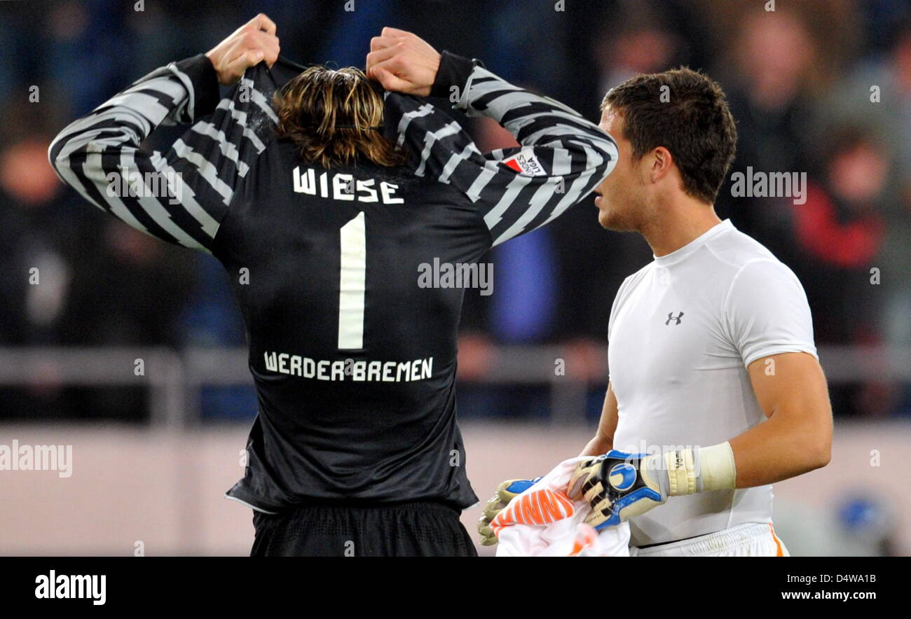 Florian Fromlowitz gardien du Hanovre et Brême's Tim Wiese échanger leur après-shirts Football Bundesliga Hanovre 96 match contre le Werder Brême à l'AWD-Arena à Hanovre, Allemagne, 21 septembre 2010. Hannover a gagné 4-1. Photo : Jochen Luebke Banque D'Images