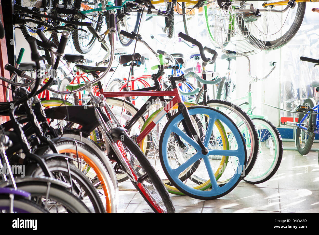 Vélos à vendre en boutique Banque D'Images