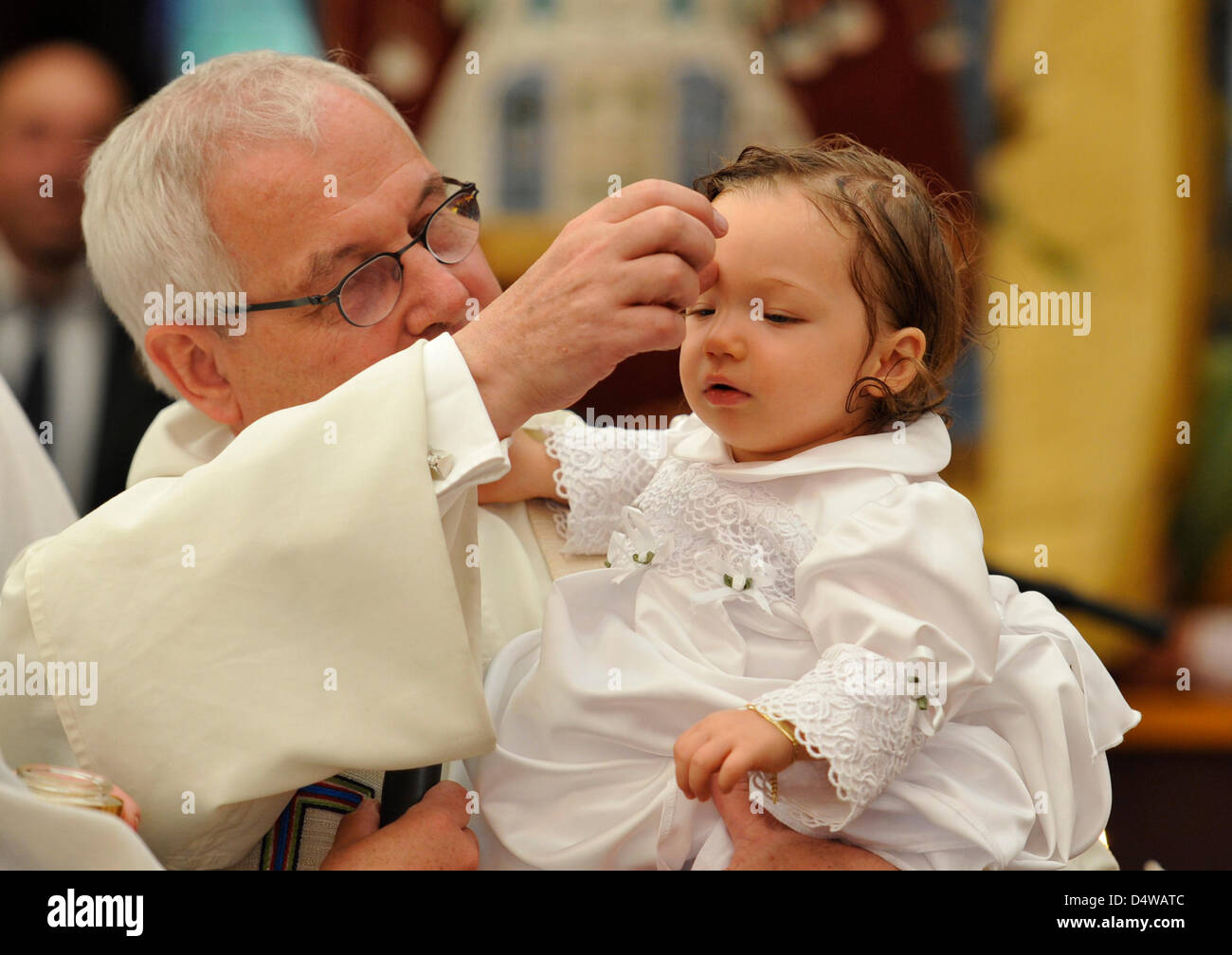 Le père Paul Schaeferskuepper, ministre régional de l'orientation du Cirque catholique baptise Munich 12 mois Jolina Danninger lors de l'assemblée annuelle de l'Oktoberfest à l'Hippodrom tente du festival à Munich, Allemagne, 23 septembre 2010. Le plus grand festival de musique folklorique aura lieu du 18 septembre au 03 octobre 2010 pour la 177e fois. Elle a été célébrée la première fois il y a 200 ans sur Banque D'Images