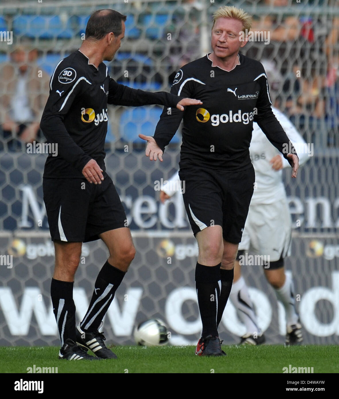 Ancien boxeur Henry Maske () et superstar tennis Boris Becker de 'Laureus Allstars' parler pendant un match de bienfaisance Laureus au stade Carl-Benz à Mannheim, Allemagne, 23 septembre 2010. Le match a été mis en place pour le bénéfice de la Laureus Sport for Good Foundation. Photo : Ronald Wittek Banque D'Images