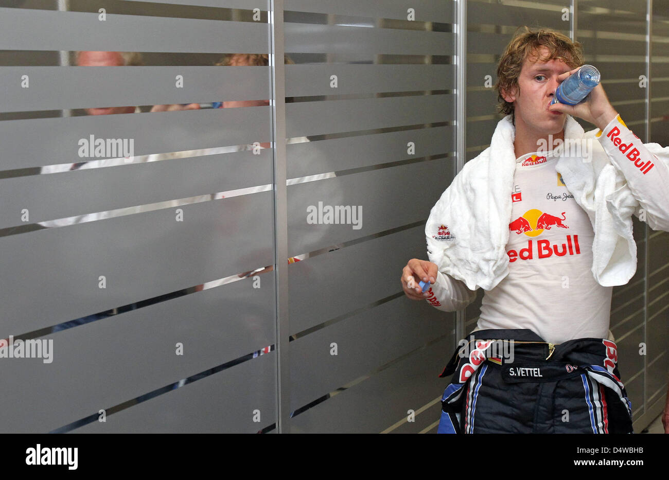 L'allemand de Sebastian Vettel (Red Bull prend une gorgée d'eau à la Marina Bay Street Circuit après la première session d'essais à Singapour, Singapour, 24 septembre 2010. La formule 201 1 Grand Prix de Singapour n'est tenue le 26 septembre. Photo : Jan Woitas Banque D'Images