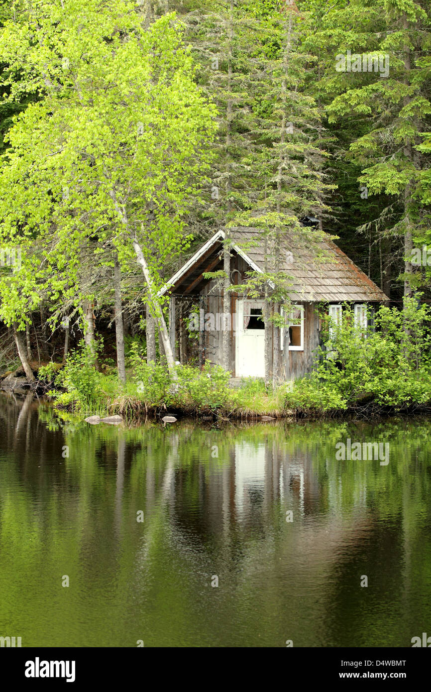 Petite maison au bord du lac Banque D'Images