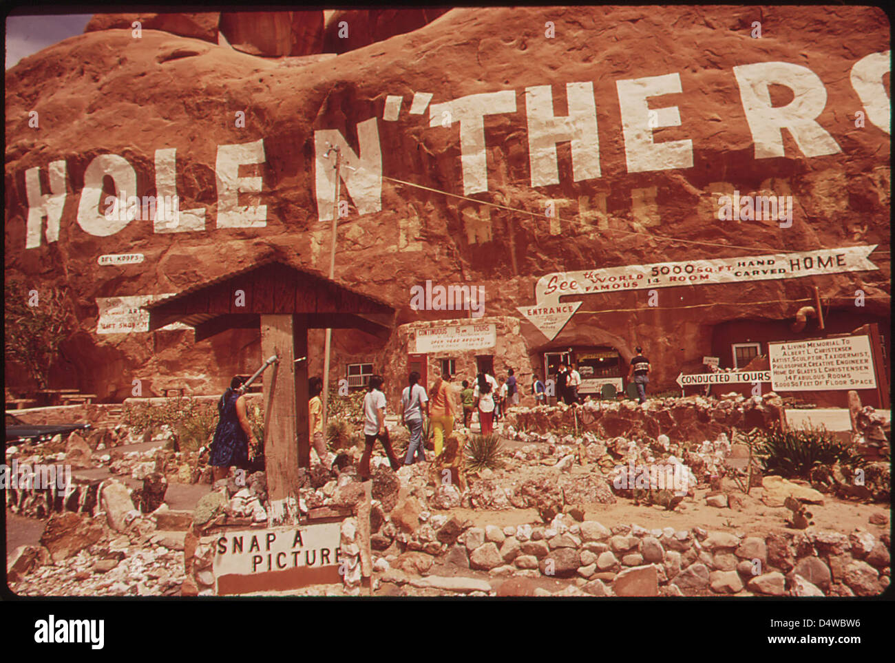 Le trou dans 'The Rock', à 1.5 km au sud de Moab, est la seule attraction commerciale et routière de la région. C'est une maison sculptée dans le grès, 05/1972 Banque D'Images