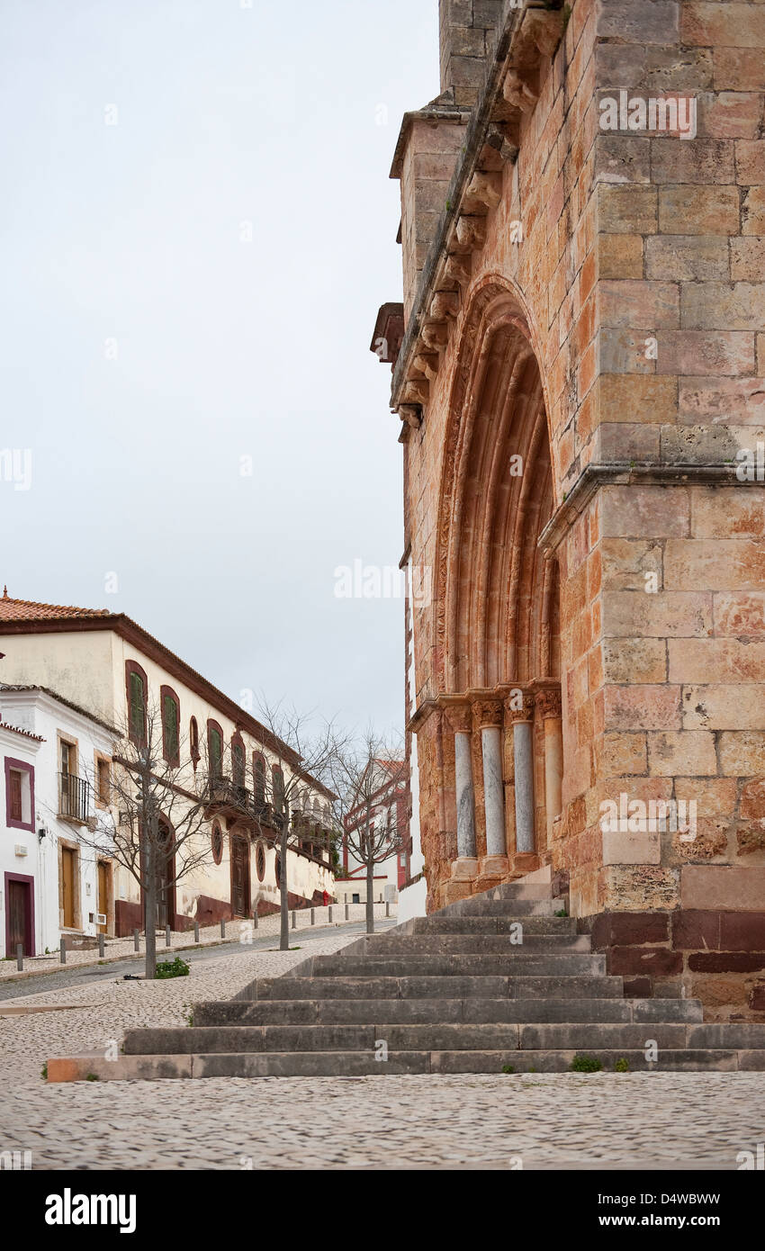 Historique La 15e siècle cathédrale de Silves avec portique manuélin Silves Algarve Portugal Europe début mars 2013 Banque D'Images