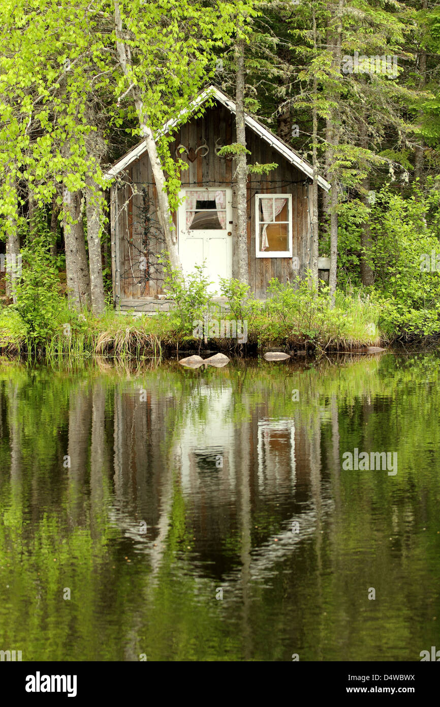 Petite maison au bord du lac Banque D'Images