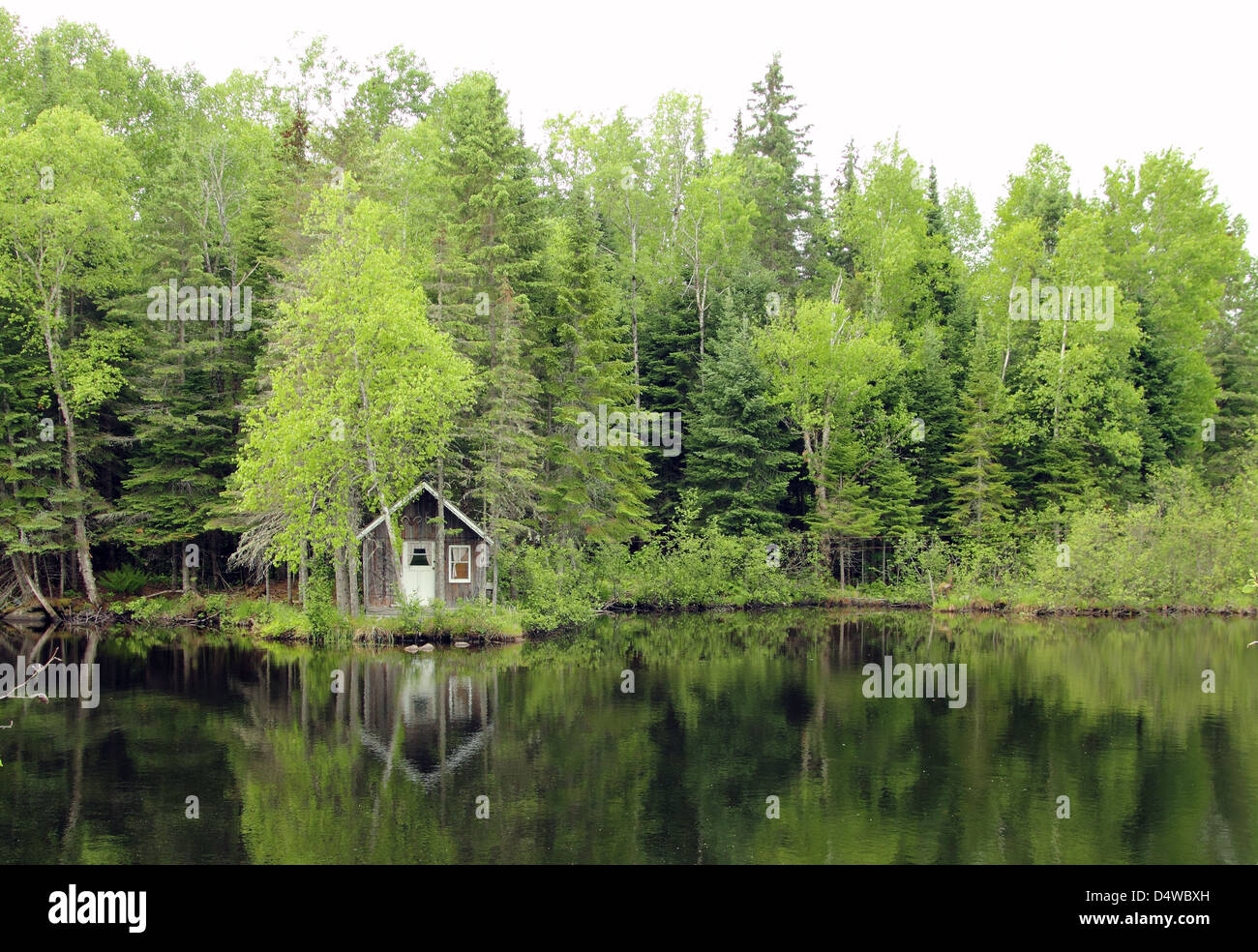 Petite maison au bord du lac Banque D'Images