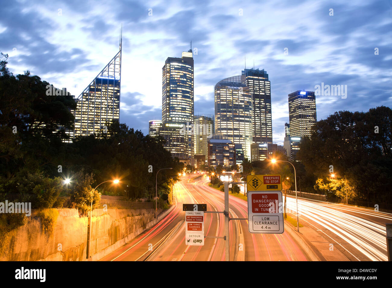 Coucher de soleil sur Sydney Central Business District avec le trafic de banlieue sur l'Expressway Sydney New South Wales Australie Banque D'Images