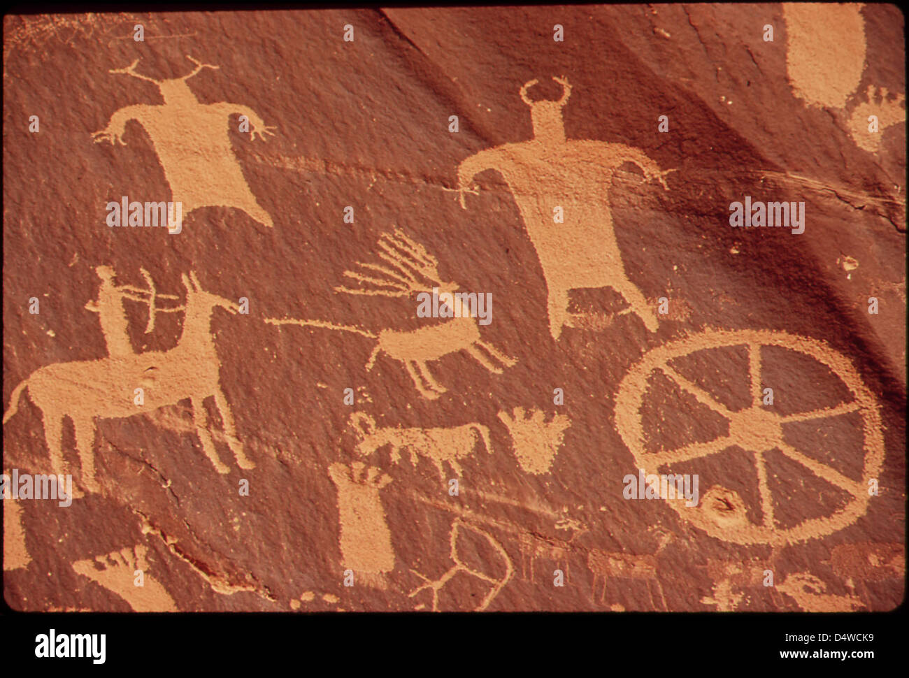 Le journal Rock est une grande fresque murale de falaise de pétroglyphes et de Pictographes indiens anciens, remarquable pour la clarté de ses nombreuses figures, 05/1972 Banque D'Images
