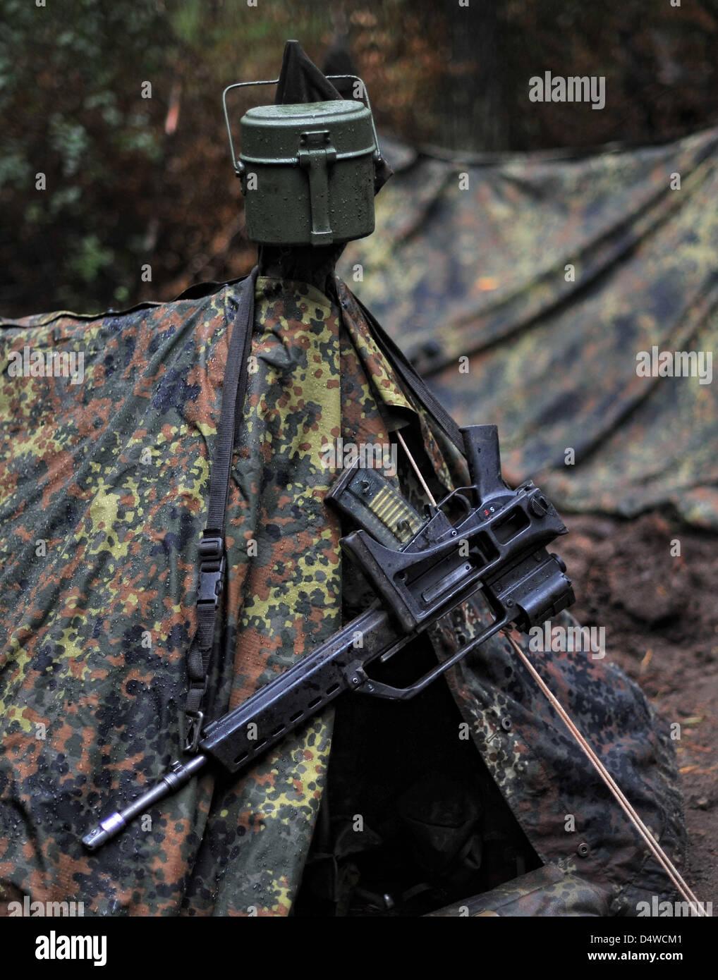 Un fichier photo datée du 14 septembre 2010 montre le fusil G36 et de l'habillement d'un soldat dans une tente au cours de la formation de base de l'Panzerlehrbrigade 9, un véhicule blindé de la brigade de démonstration, sur les terrains d'entraînement dans la région de Munster en Allemagne. L'Allemagne envisage de mettre fin au service militaire obligatoire à partir du 1er juillet 2011. Le ministre allemand de la Défense Karl-Theodor zu Guttenberg voit cette date un Banque D'Images