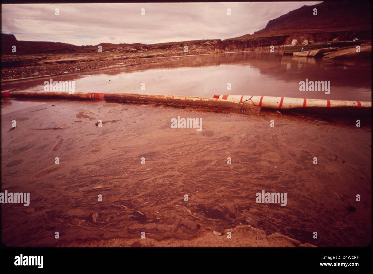 Boom journal retient une partie de l'eau polluée d'huile sous la surveillance de l'EPA - Nettoyage de la Rivière San Juan déversement de pétrole, 10/1972 Banque D'Images