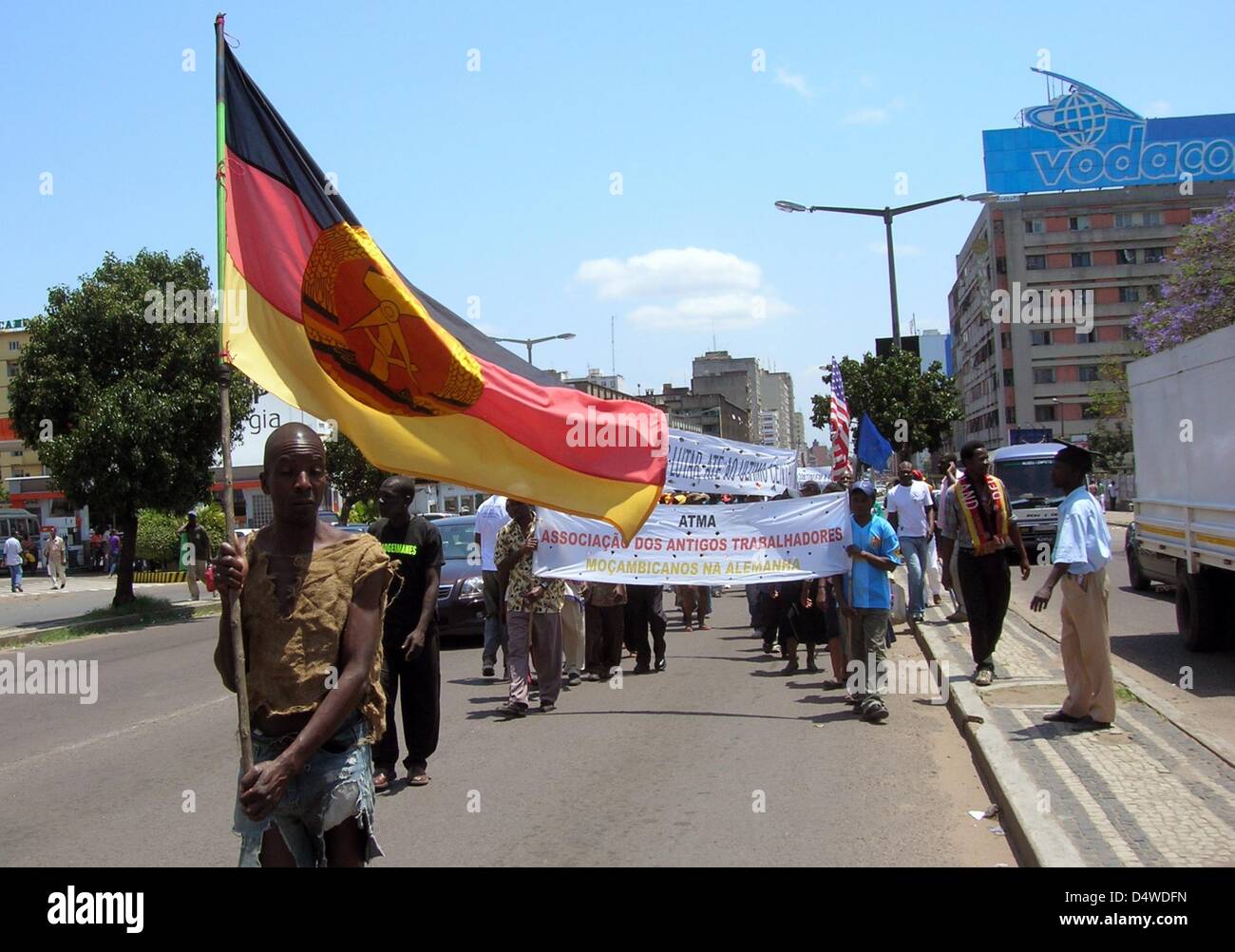 Ex-mozambiquian travailleurs invités dans la protestation de la RDA avec un drapeau de la RDA à Maputo, Mozambique, 27 octobre 2010. Ils réclament de l'argent qu'ils n'ont jamais reçu de la RDA. Cela se produit chaque mercredi dans les rues de Maputo. Le adgermanos «» ont fait preuve depuis 20 ans maintenant. Photo : Laszlo Trankovits Banque D'Images