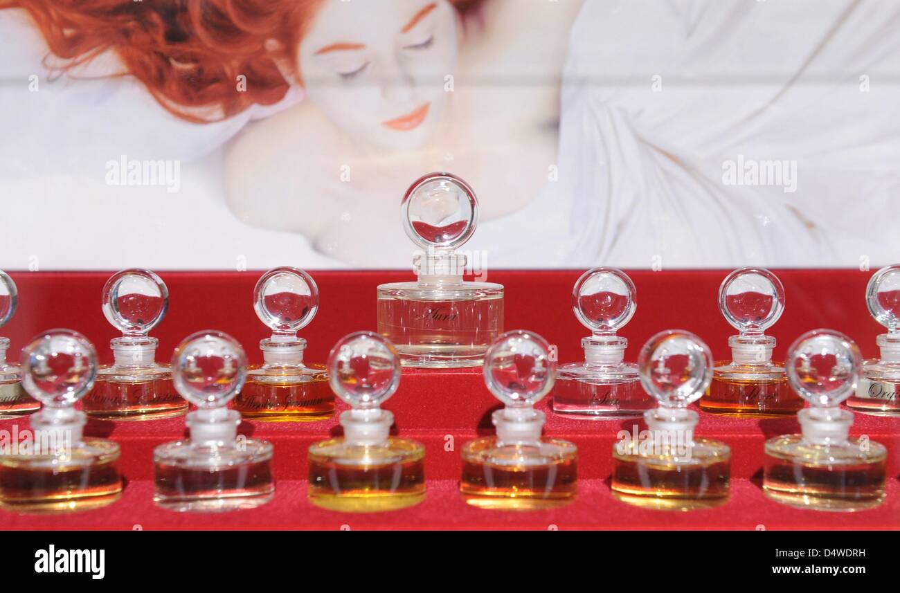 Plusieurs flacons sont présentés dans une vitrine au Musée Osthaus à Hagen, Allemagne, 24 novembre 2010. L'exposition 'flacons - Haute Couture de senteurs' présente l'histoire du parfum à partir de 27 novembre 2010 jusqu'au 20 février 2011. Plus de 2000 flacons historiques et modernes sont à l'écran lors de l'exposition. Photo : Julian Stratenschulte Banque D'Images