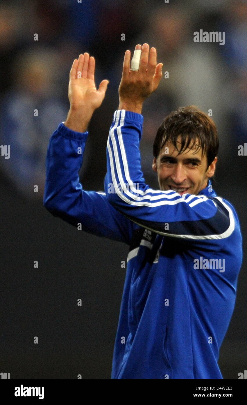 Le Schalke Raul célèbre après l'UEFA Champions League groupe B match FC Schalke 04 contre l'Olympique Lyon au Veltins-Arena de Gelsenkirchen, Allemagne, 24 novembre 2010. Schalke a gagné 3-0. Photo : Federico Gambarini Banque D'Images