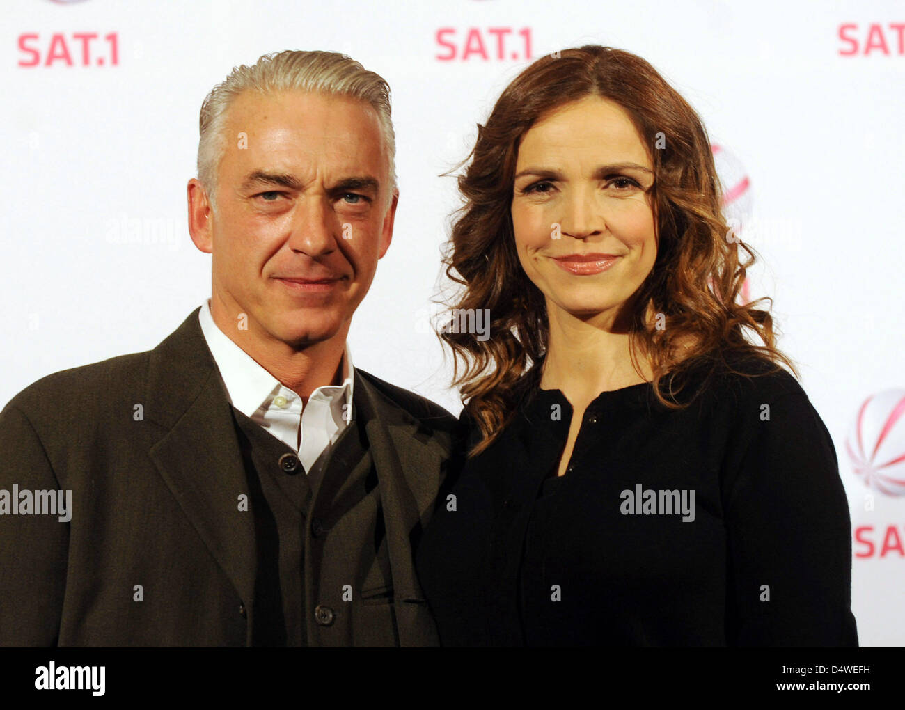 Acteurs allemand Christoph M. Ohrt (L) et Rebecca Immanuel (R) sourire alors que la station de télévision privée allemande Sat.1 présente ses points forts du printemps 2011 à Hambourg, Allemagne, le 25 novembre 2010. Photo : Angelika Warmuth Banque D'Images