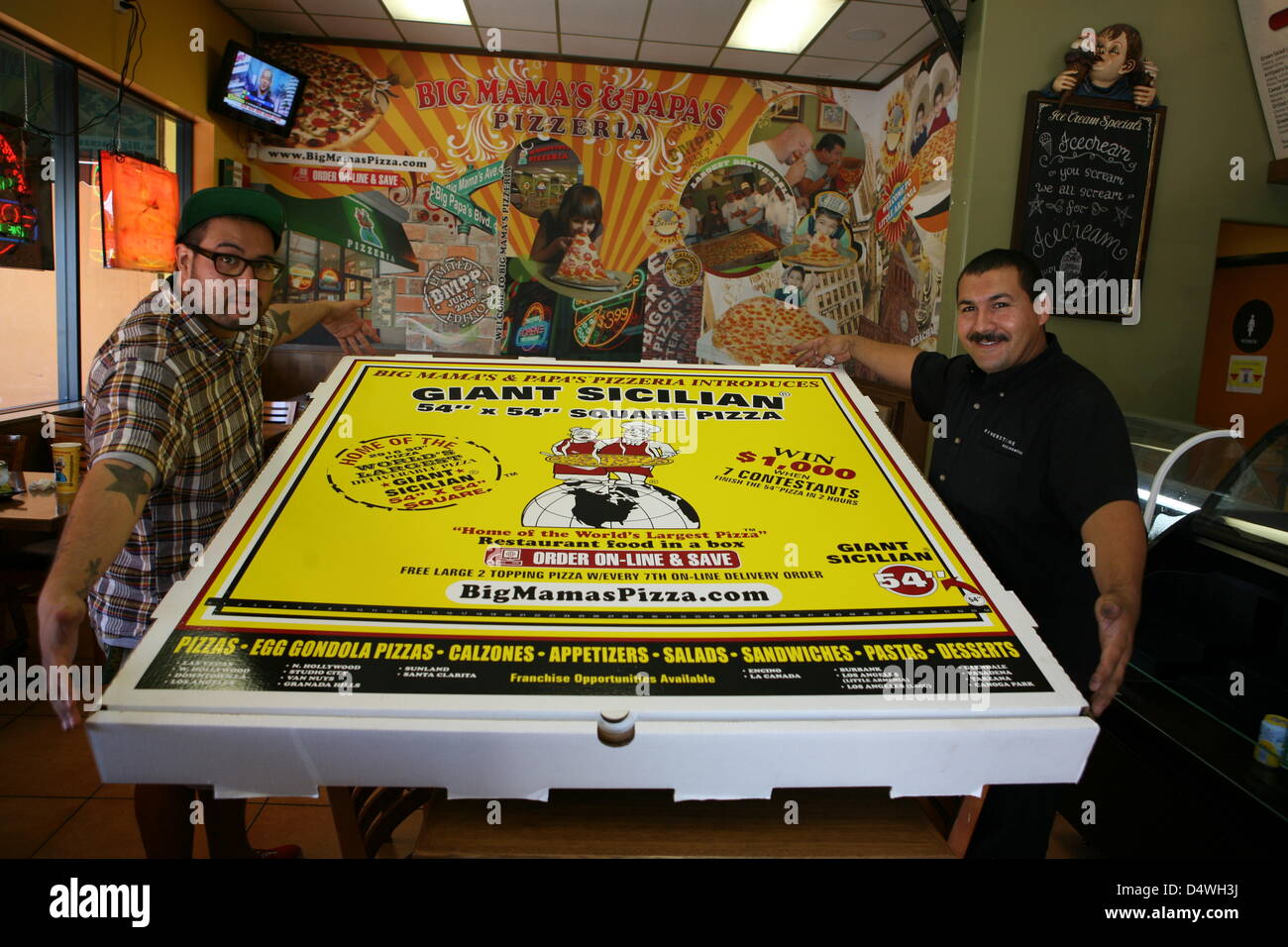 Le 28 février 2013, en Californie, États-Unis - GUINNESS WORLD RECORDS a annoncé que Big Mama's and Papa's Pizzeria situé à Los Angeles, Californie, détient le record de la plus grande pizza commercialement disponibles dans le monde depuis 2010. La taille est de 1m 37cm par 1m 37cm, et peut servir de 50 à 100 personnes. Pour commander la plus grande pizza livraison dans le monde entier, un 24 heures de préavis est requis. Le coût pour le record Guinness de la pizza est de USD 199,99. Restaurant offre une récompense de 1 000 USD lorsque 7 personnes peuvent terminer le 54''pizza dans les 2 heures. (Photo de Big Mama's and Papa's Pizzeria/Nippon News) Banque D'Images