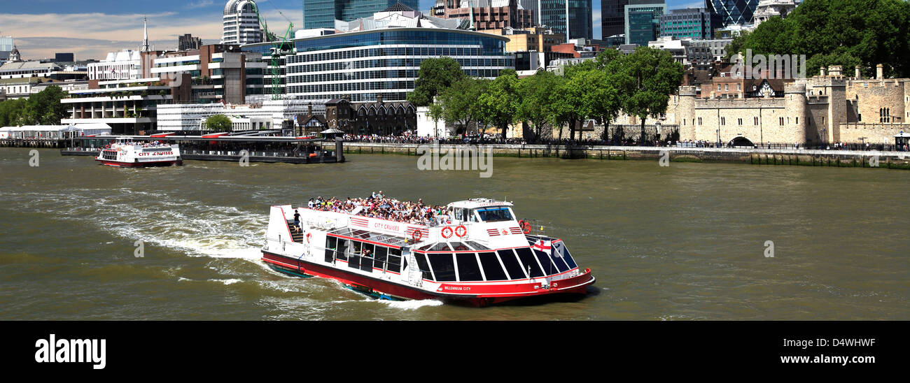 Un bateau de croisière sur la Thames River Thames, London City, Angleterre, Royaume-Uni Banque D'Images