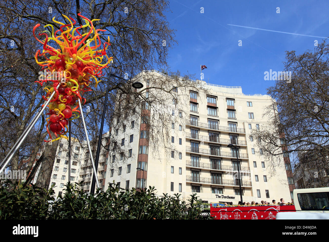 United Kingdom West London Park Lane lustre aux flambeaux l'art public sur l'écran en face de l'hôtel dorchester Banque D'Images