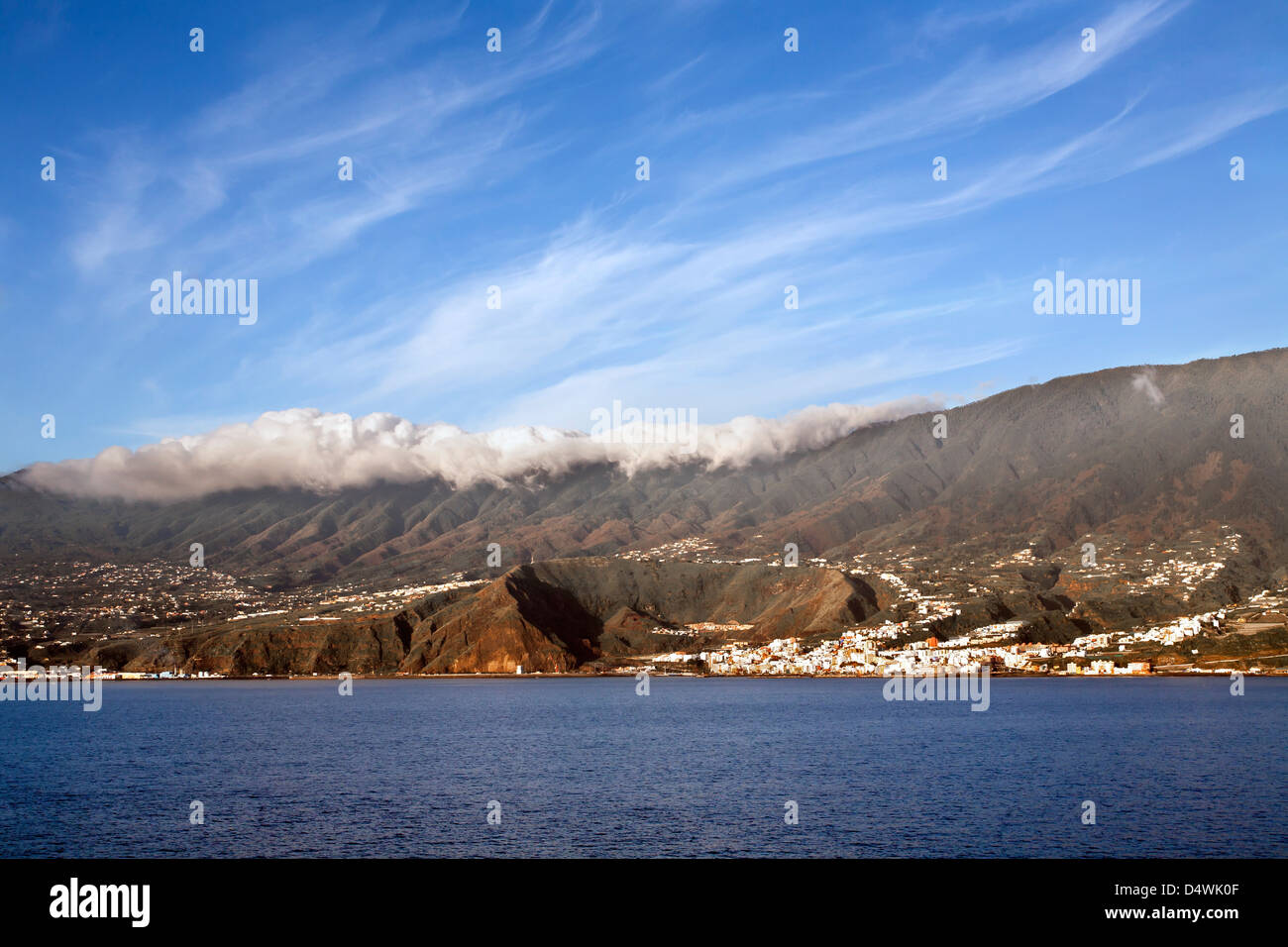 LA PALMA. SANTA CRUZ DE LA PALMA. Tôt le matin LES NUAGES ROULER SUR LES COLLINES DERRIÈRE L'un des nombreux cratères volcaniques ici. Banque D'Images