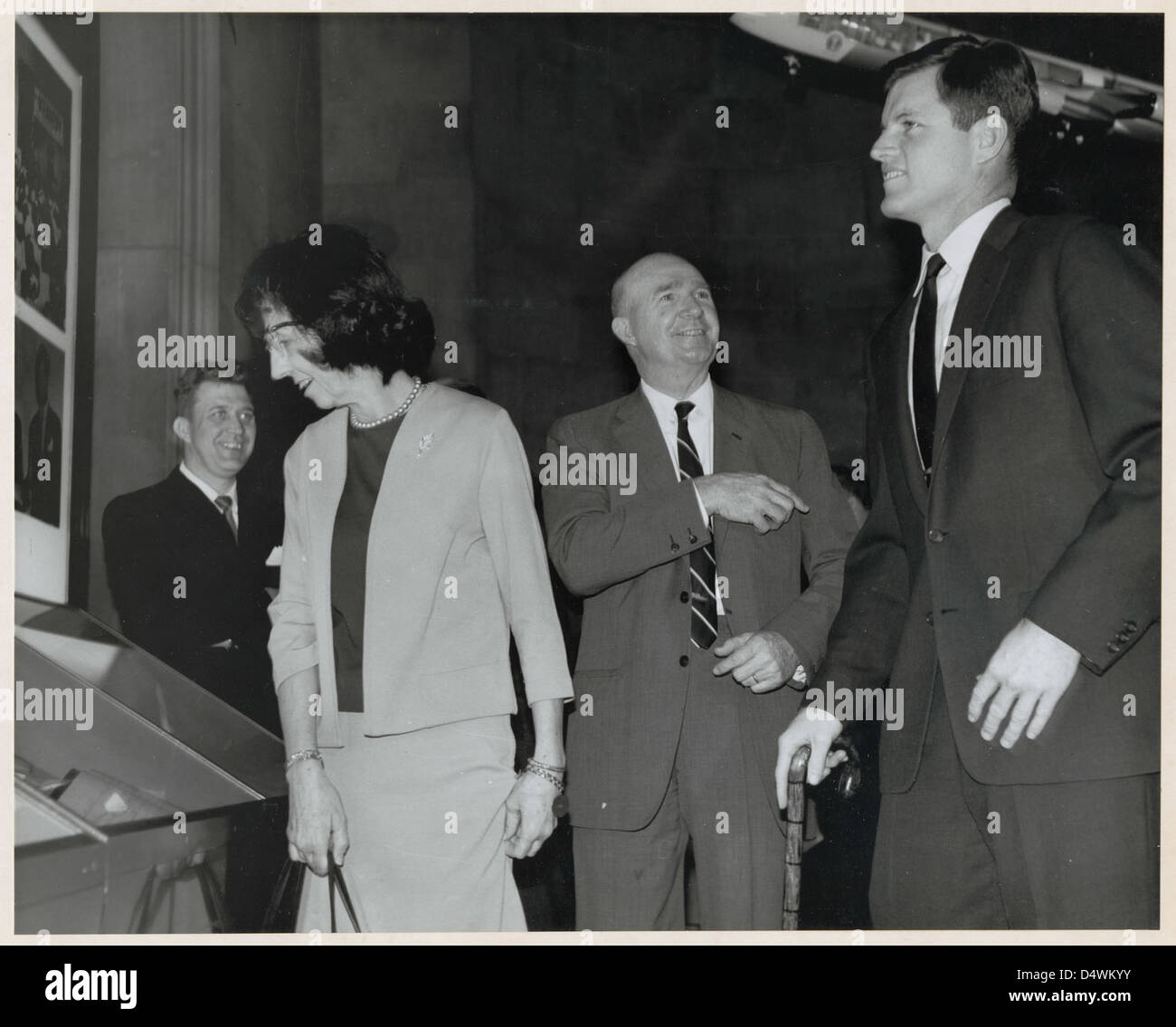 Le sénateur Edward Kennedy ouvre l'exposition itinérante John F. Kennedy aux Archives nationales en 1965, commémorant la vie et l'héritage du président John F. Kennedy. L'événement s'inscrit dans le cadre de la célébration du 75e anniversaire des Archives nationales. Banque D'Images