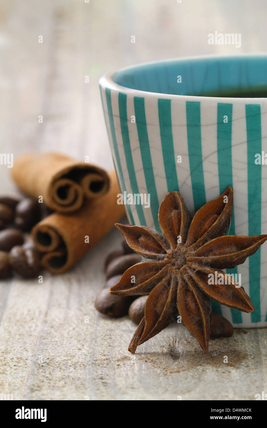 Vintage Coffee Cup, l'anis étoilé et des bâtons de cannelle Banque D'Images