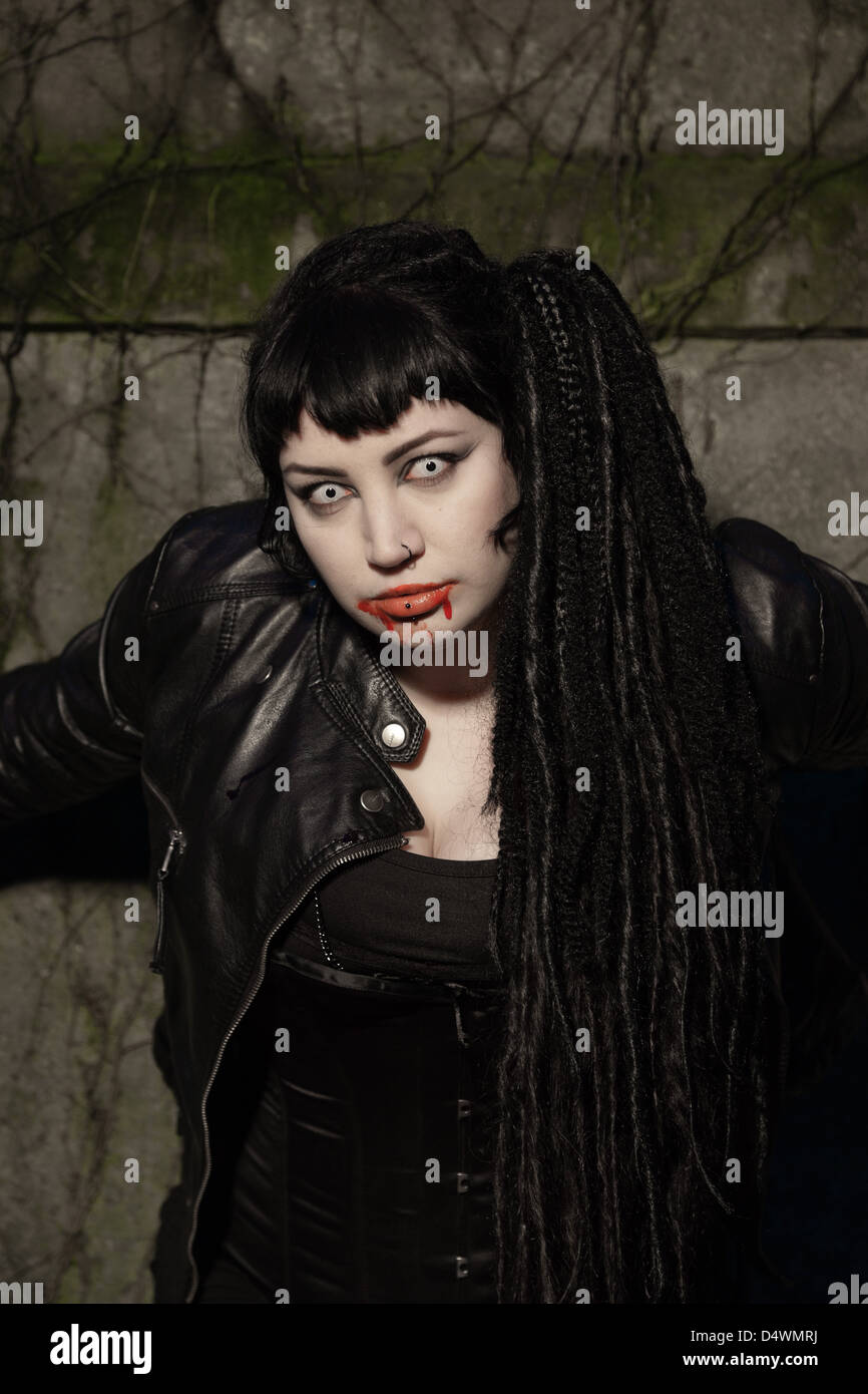 Fille Gothique Sur Le Cimetiere Photo Stock Alamy Fille Gothique Sur Le Cimetiere Photo Stock Alamy