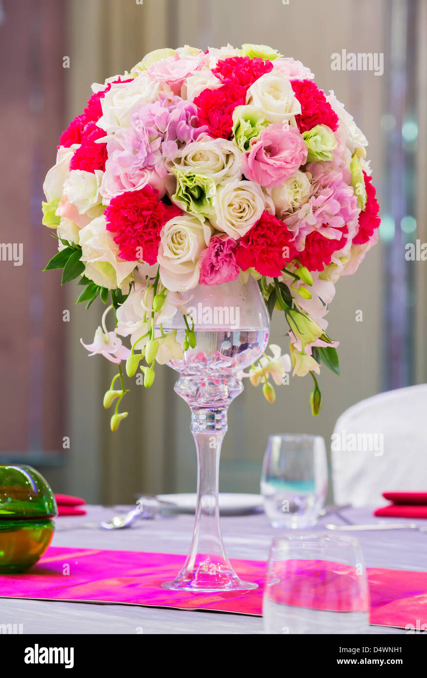 Bouquet de fleurs en vase en verre sur une table à manger Banque D'Images