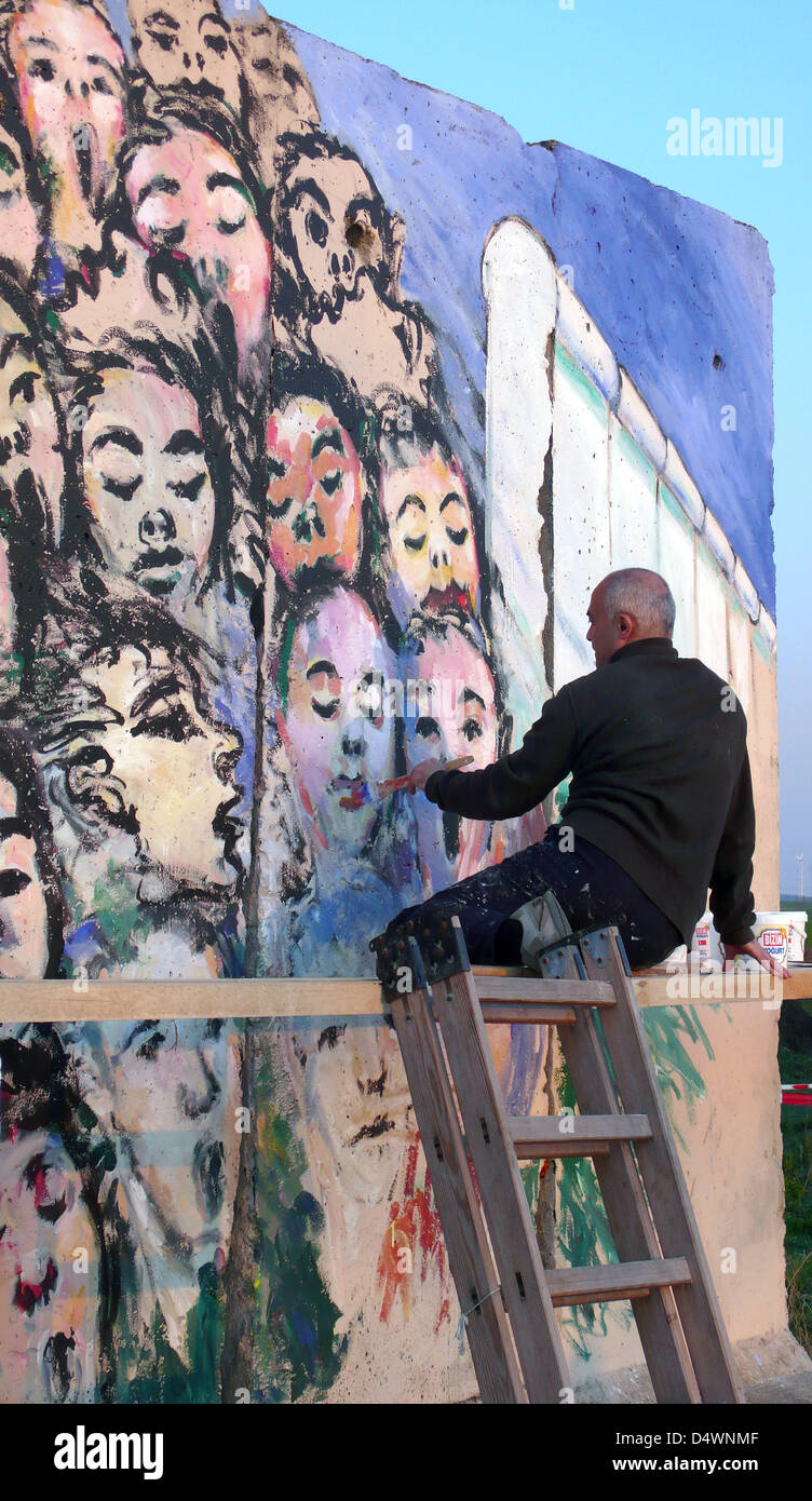 Kani Alavi, un artiste iranien vivant à Berlin, les peintures sur les parties en béton du mur de Berlin dans la cour de l 'Landgalerie Mark Brandebourg e.V.' à Petersdorf près de Frankfurt Oder le 31 mars 2007. Le peintre est l'un des initiateurs de l'East Side Gallery" à Berlin, dans le quartier Friedrichshain où les artistes du monde entier peint sur mur de Berlin repose sur une longueur d'environ 1,3 kilomètres. La peinture est appelé 'c'est arrivé en novembre". Photo : Patrick Pleul Banque D'Images