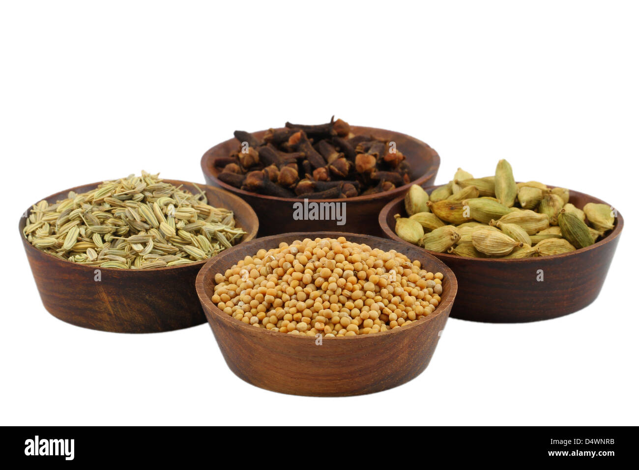 Les épices mélangées dans de petits bols en bois isolé sur blanc Banque D'Images