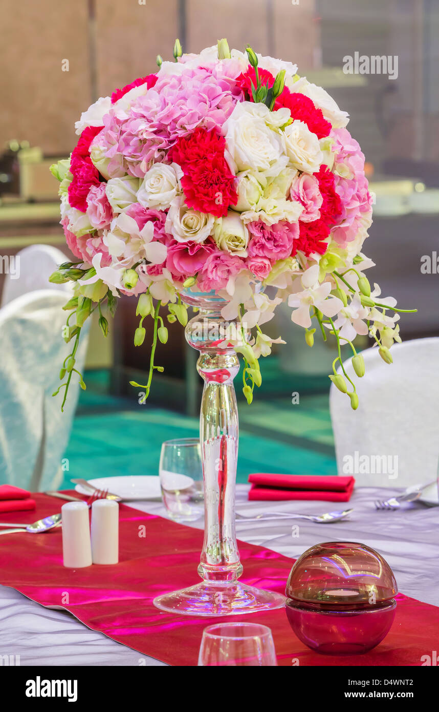 Bouquet de fleurs en vase en verre sur une table à manger Banque D'Images