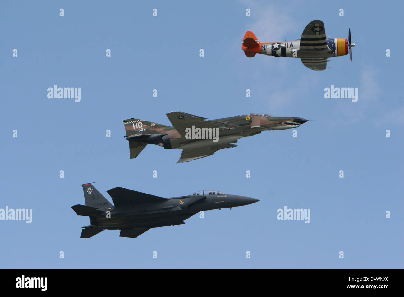 Un P-47 Thunderbolt, F-4 Phantom et F-15 Eagle dans un vol du patrimoine au cours de la Wings Over Houston meeting aérien. Banque D'Images