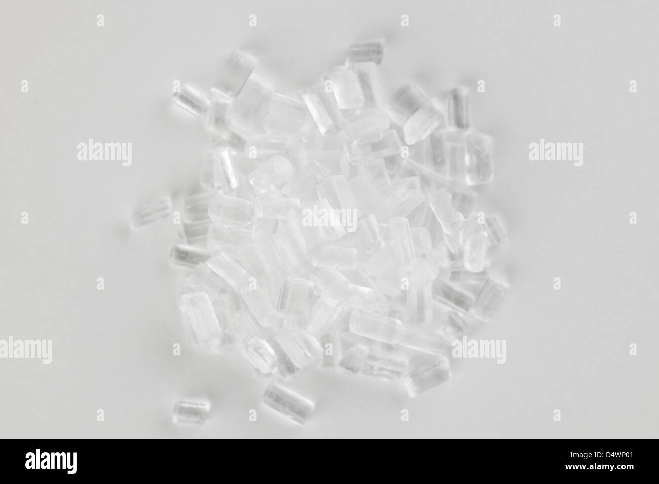 Pile de thiosulfate de sodium Na2S2O3 cristaux incolores Banque D'Images