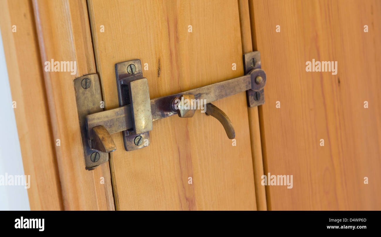 Loquet de porte en bronze sur une porte en bois dans une grange transformée  en milieu rural de l'Angleterre Photo Stock - Alamy