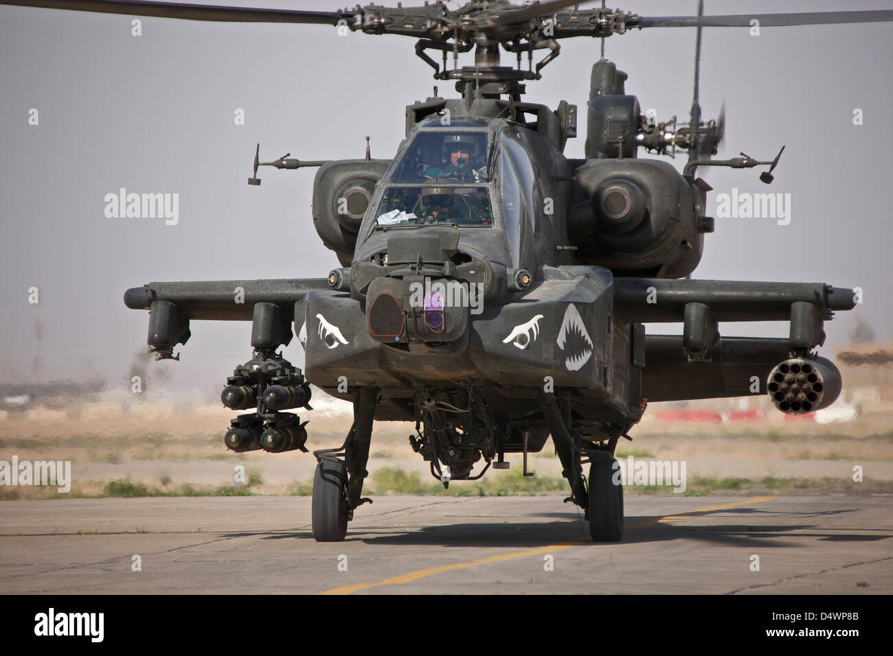 Un hélicoptère Apache AH-64 revient d'une mission dans le Nord de l'Iraq durant l'opération Iraqi Freedom. Banque D'Images