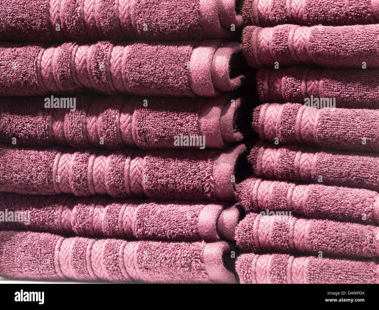 Des piles de serviettes en lin penderie Banque D'Images