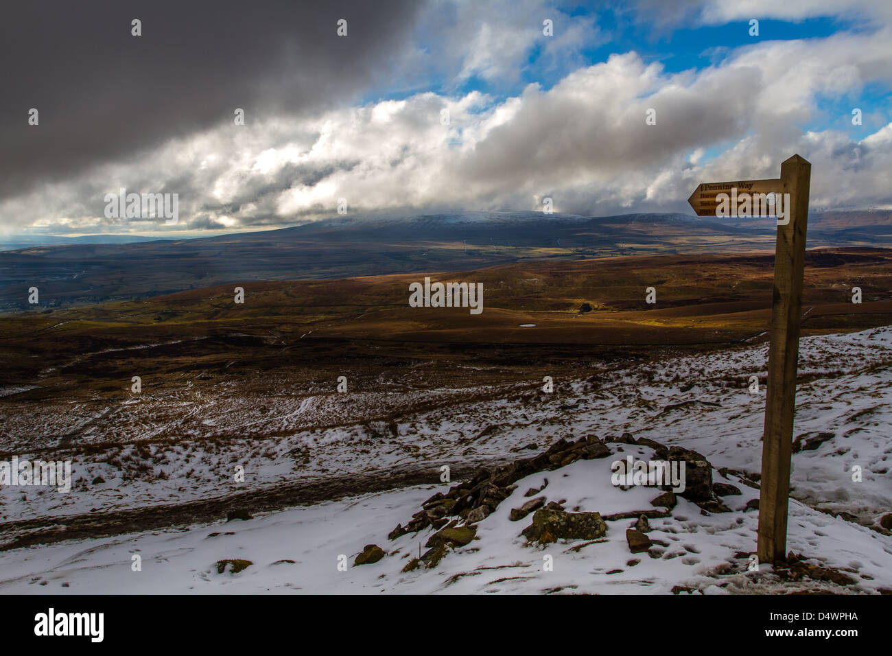 Le chemin vers le bas à partir de pen-y-Ghent, marquant le Pennine Way et le nouveau parcours du Yorkshire 3 sommets Banque D'Images