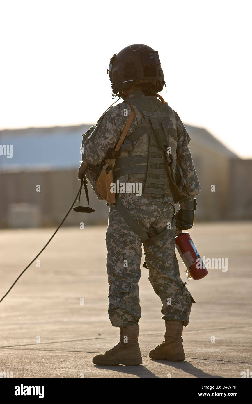 Un UH-60 Black Hawk est membre de l'équipage de conduite par avec un extincteur, Tikrit, Iraq. Banque D'Images