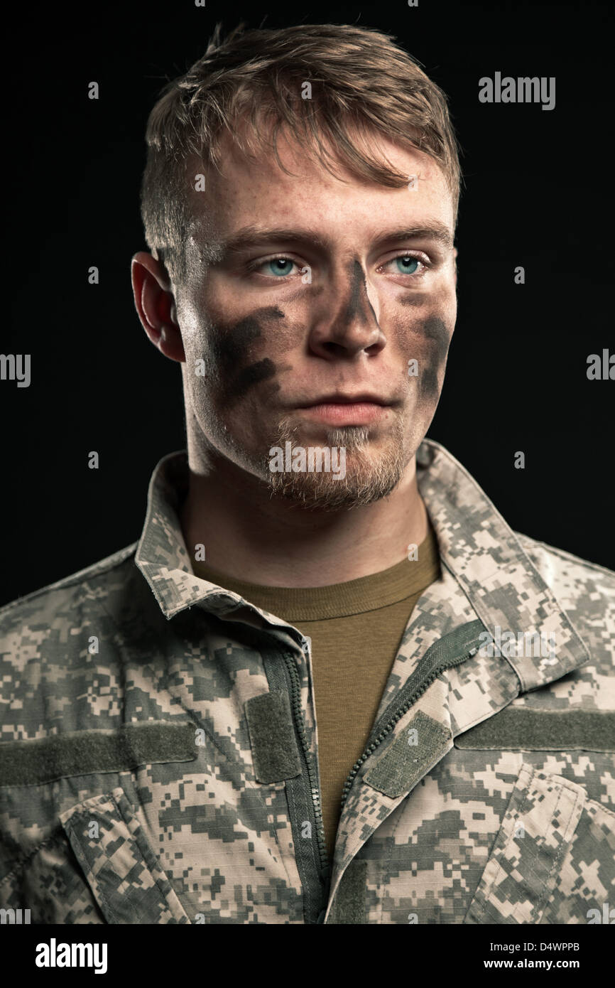 jeune-homme-militaire-de-camouflage-sur-