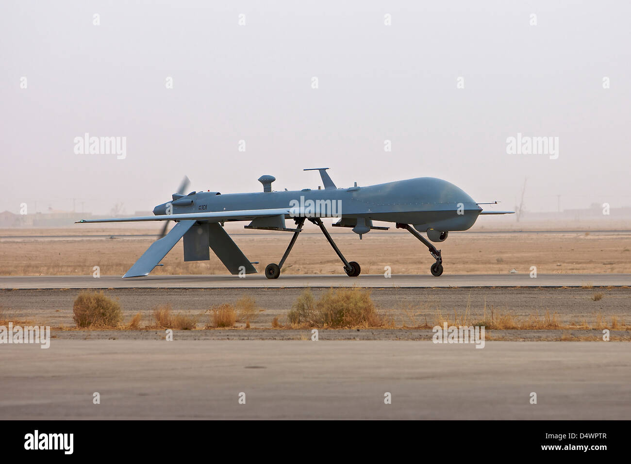 Un MQ-1 Predator le roulage du véhicule aérien sans pilote à Speicher S/N, Tikrit, Iraq, durant l'opération Iraqi Freedom. Banque D'Images