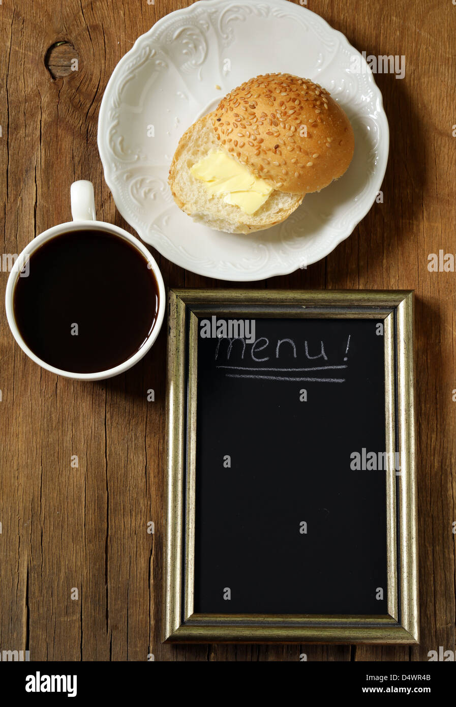 Tasse à café et pain avec beurre avec tableau noir ardoise Banque D'Images