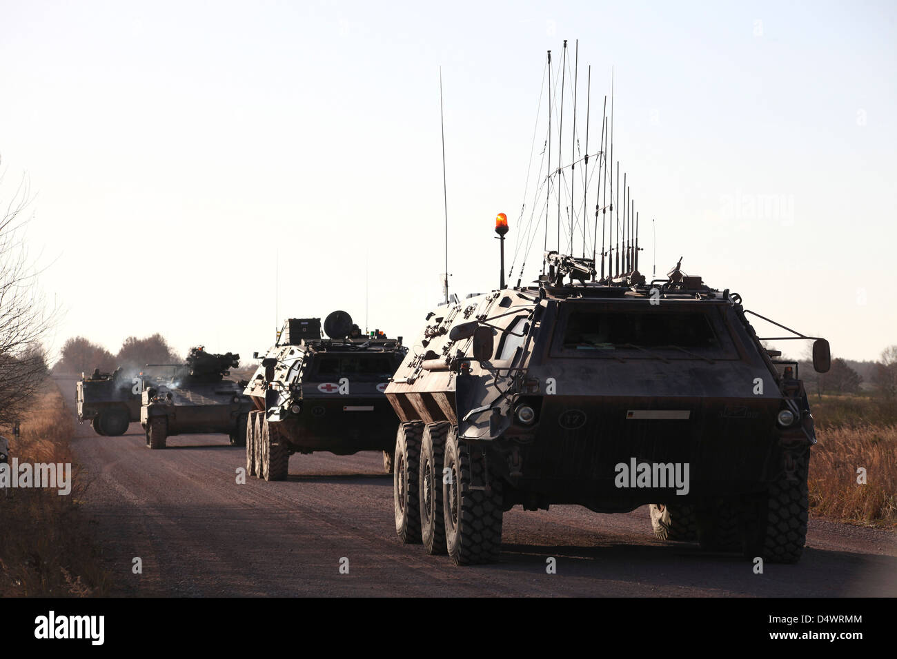 Un convoi de l'armée allemande TPz Fuchs blindés. Banque D'Images