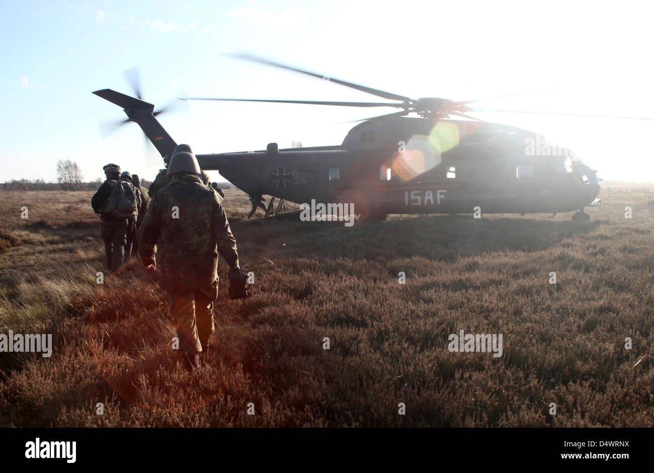 Les soldats allemands à bord d'un hélicoptère CH-53GS allemand lors de l'exercice Bora 2011 en préparation pour le déploiement en Afghanistan. Banque D'Images