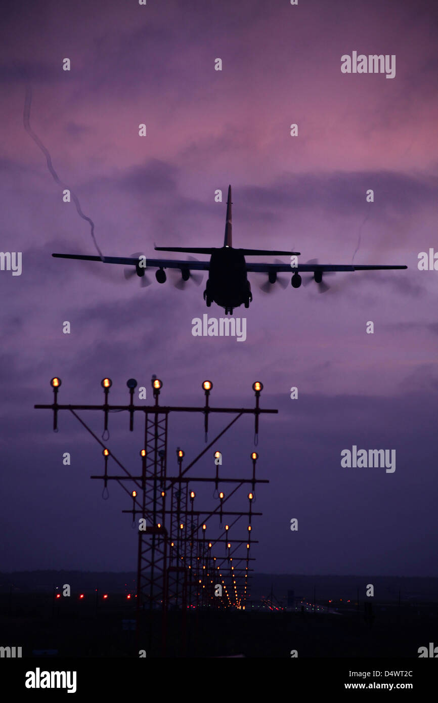 Un C-130J Super Hercules à l'atterrissage à base aérienne de Ramstein, en Allemagne. Banque D'Images