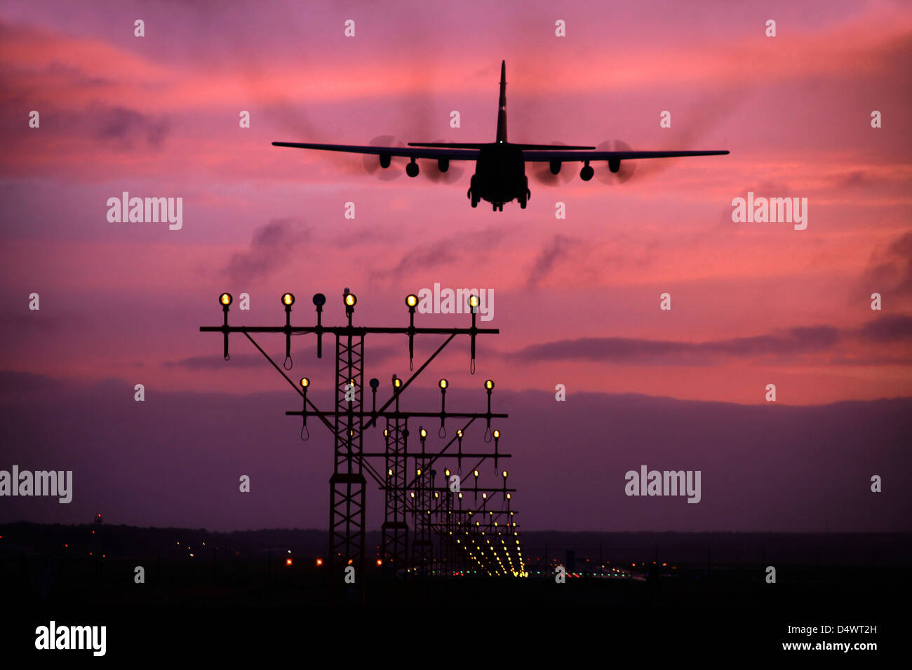 Un C-130J Super Hercules à l'atterrissage à base aérienne de Ramstein, en Allemagne. Banque D'Images