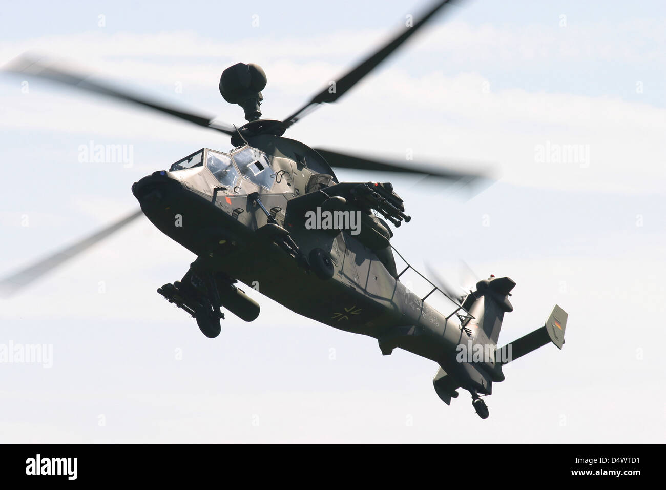 Une armée allemande Eurocopter Tigre avec gunpod, en vol au dessus de l'Allemagne. Banque D'Images