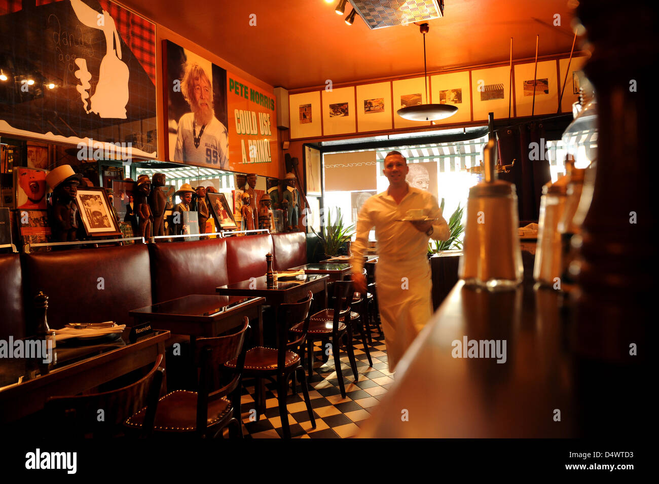 Berlin, Allemagne, un serveur dans le bar Paris dans la Kantstrasse Photo  Stock - Alamy