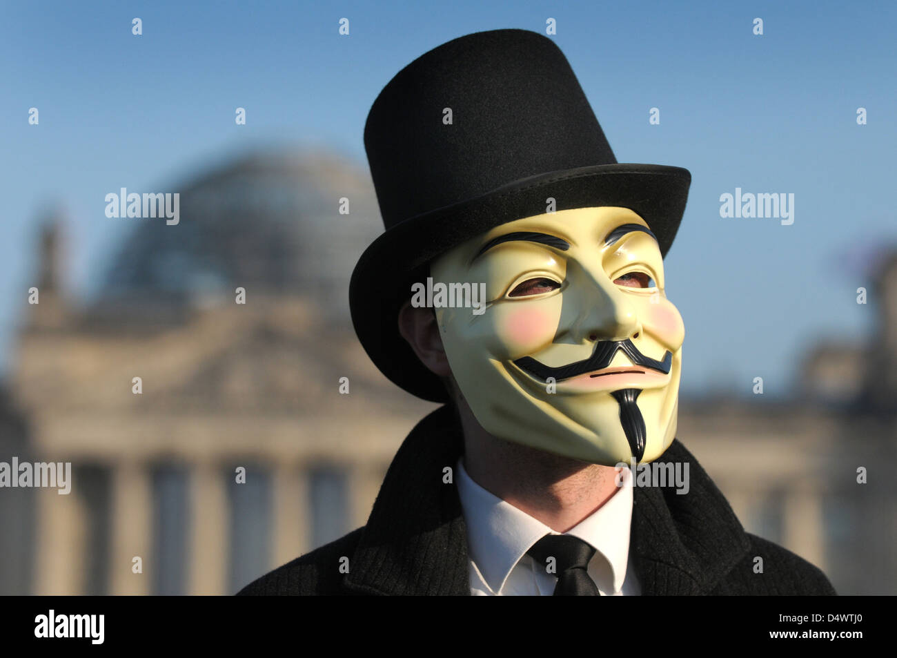 Berlin, Allemagne, l'homme avec le masque de Guy Fawkes le collectif internet Anoymous avant du Reichstag Banque D'Images