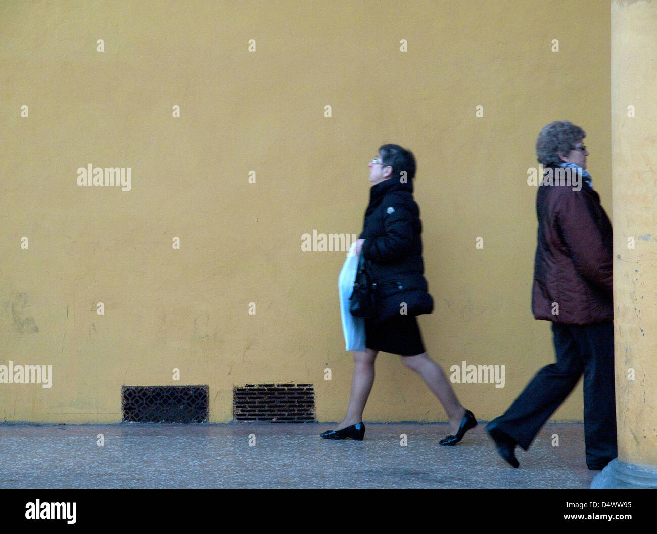 Deux femmes passent sur une rue de Bologne Banque D'Images