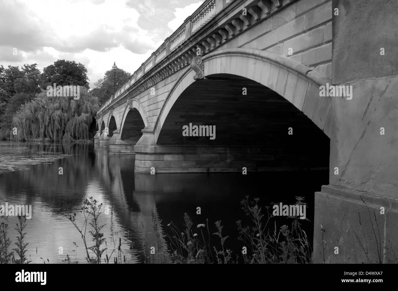 Bridge dans Hyde Park à Londres, Angleterre Banque D'Images