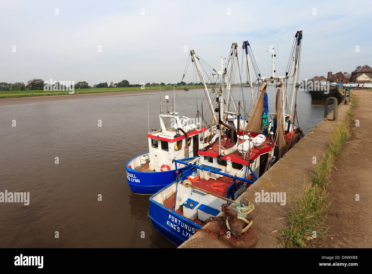 Les bateaux de pêche amarrés au King's Lynn, Norfolk, Angleterre. Banque D'Images